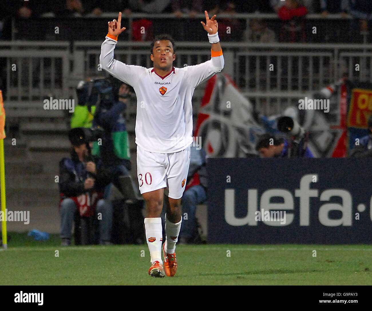 Soccer - UEFA Champions League - Group F - Olympique Lyonnais v Steaua  Bucuresti - Municipal Stade De Gerland Stock Photo - Alamy