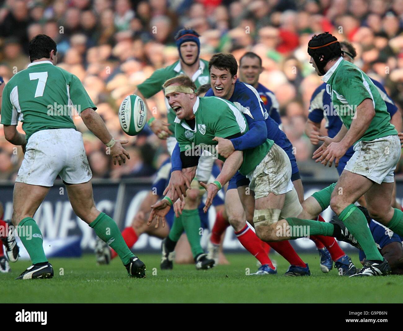 Rugby Union - RBS 6 Nations Championship 2007 - Ireland v France - Croke Park Stadium. Ireland's Paul O'Connell manages to offload the ball under pressure Stock Photo