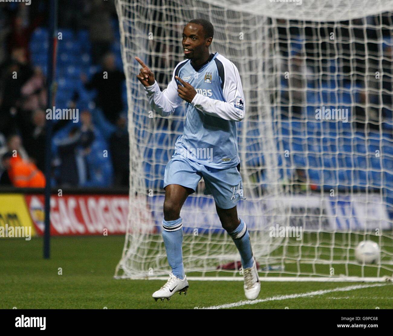Soccer - FA Cup - Fourth Round - Manchester City v Southampton - The City of Manchester Stadium. Manchester City's DaMarcus Beasley celebrates scoring his sides third goal of the match Stock Photo