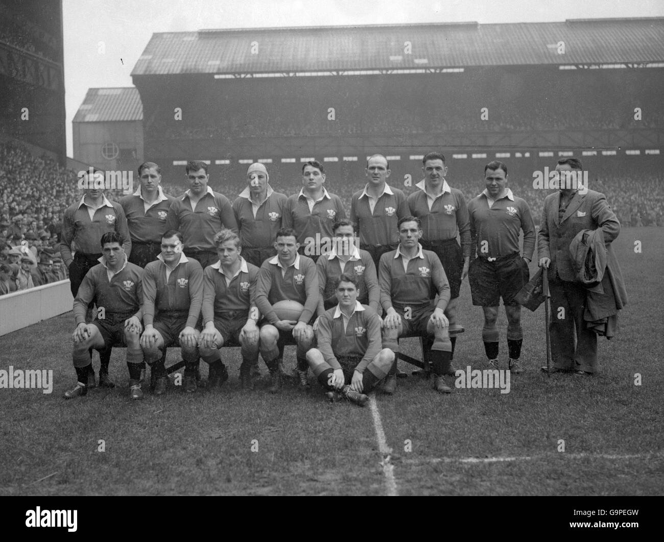 Wales Team Group. (back row l-r) Ken Jones, Des Jones, Bill Tamplin, Les Manfield, L Anthony, Gwynfor Evans, Ossie Williams, Cliff Davies and W Faull (Touch Judge). (front row l-r) F Trott, Jack Matthews, Billy Cleaver, Haydn Tanner (Captain), Bleddyn Williams, M James, Glyn Davies (seated) Stock Photo