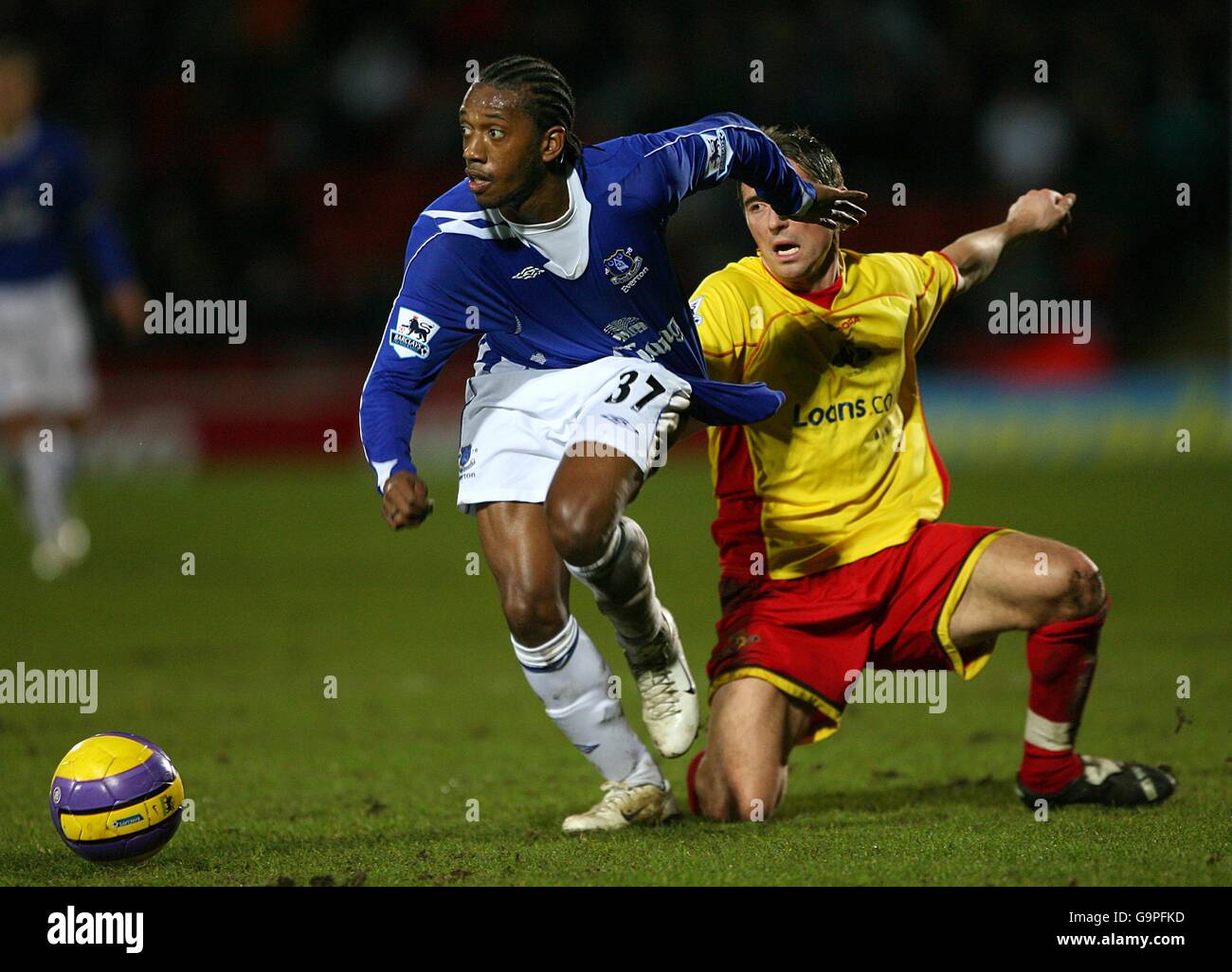 Manuel Fernandes, Everton (l) and Tommy Smith, Watford battle for the ball Stock Photo