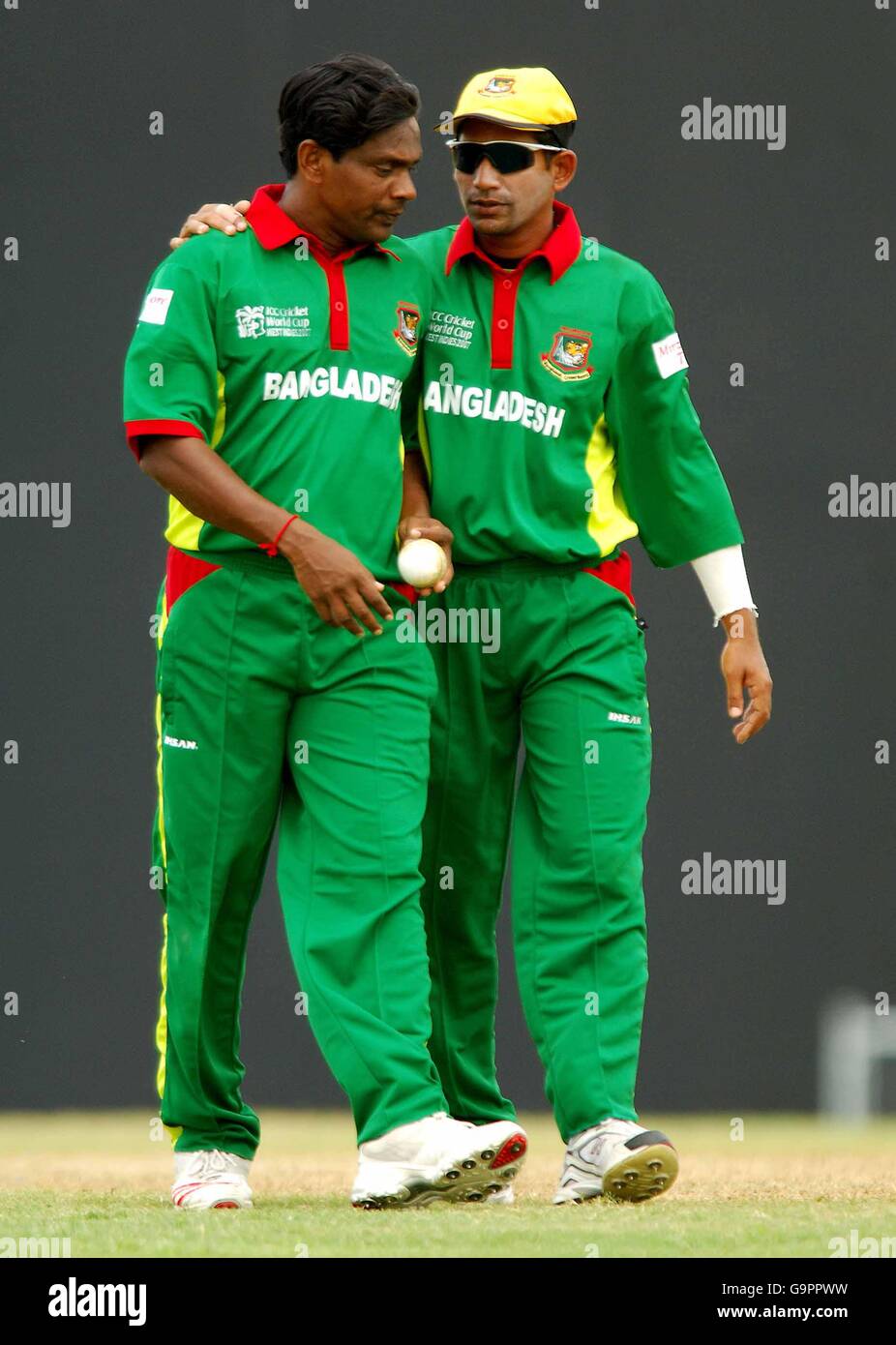 Bangladesh Rafique (left) and captain Habibul Bashar during a warm up match at thje 3W 's Oval, Bridgetown, Barbados, Thrusday March 8 2007. PA photo: Rui Vieira Stock Photo