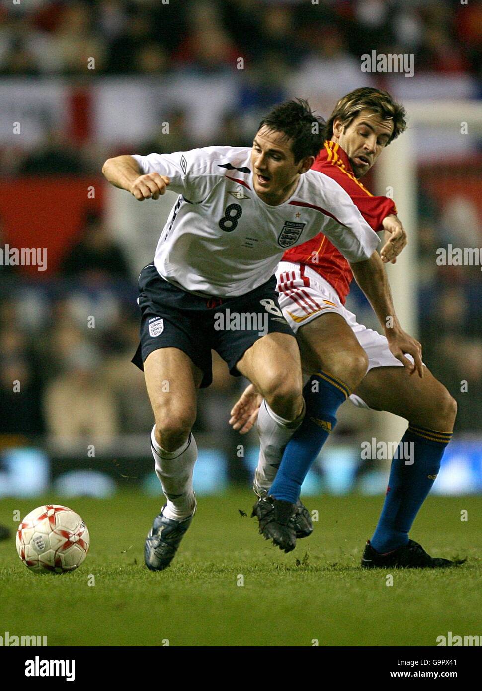 Soccer - International Friendly - England v Spain - Old Trafford. Frank Lampard, England (l) and David Albelda, Spain battle for the ball Stock Photo