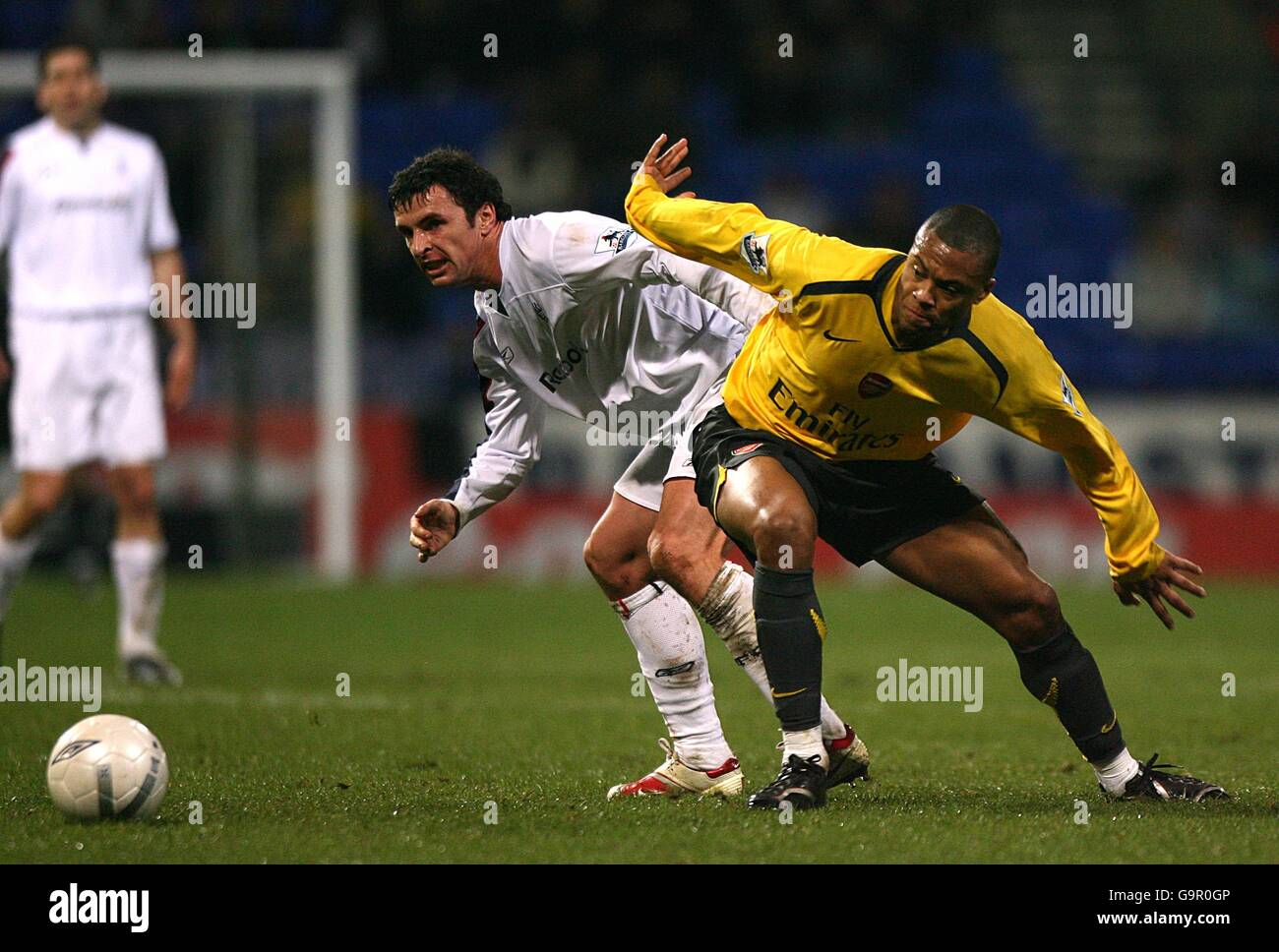 Soccer - FA Cup - Fourth Round Replay - Bolton Wanderers v Arsenal - The Reebok Stadium. Arsenal's Julio Baptista and Bolton Wanderers' Gary Speed Stock Photo