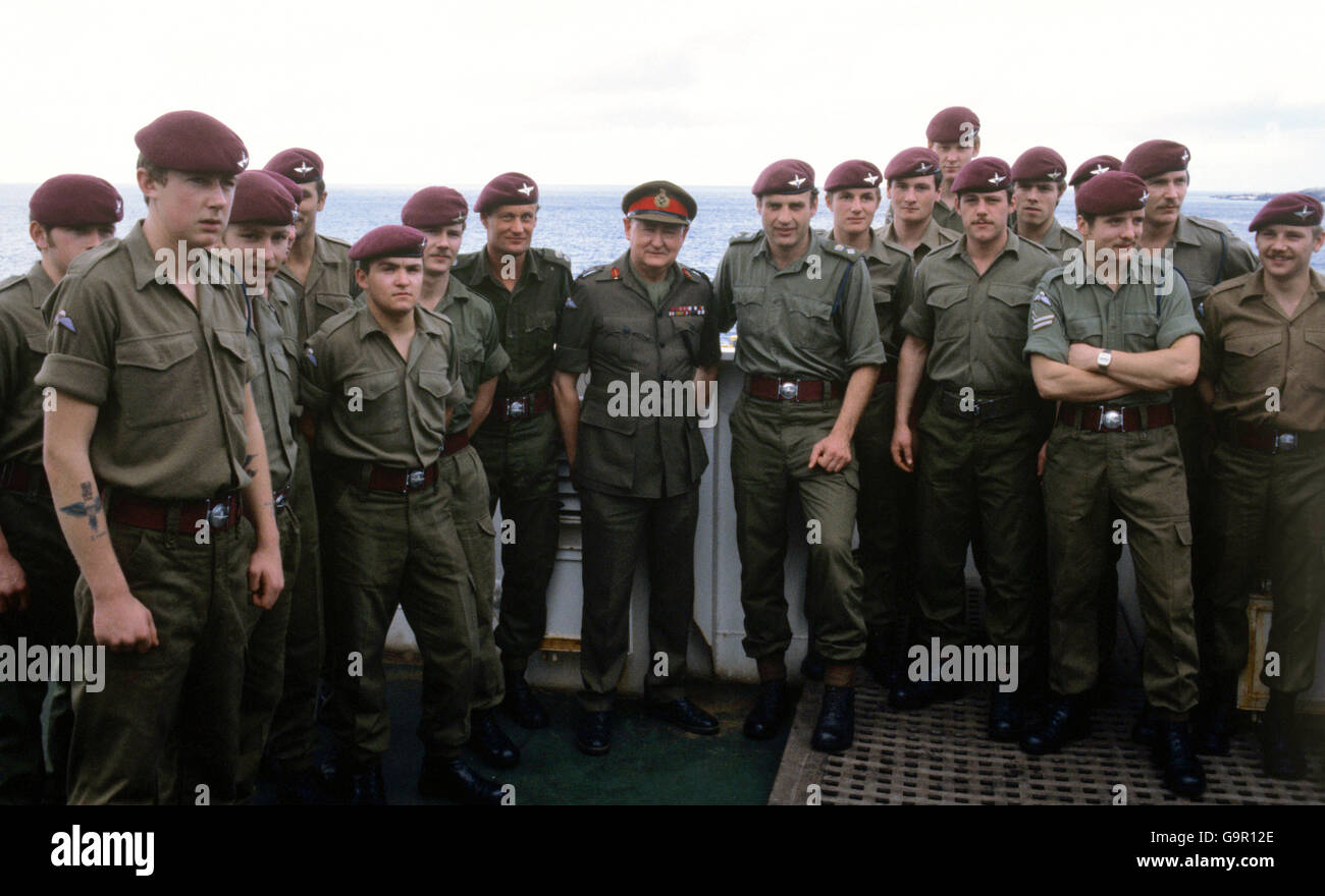 General sir Edwin Bramall (c), Chief of Defence Staff, flanked left by Lieutenant Colonel Pike and right by Colonel David Chandler with men of the parachute Regiment on Ascension Island, returning from the Falklands. Stock Photo
