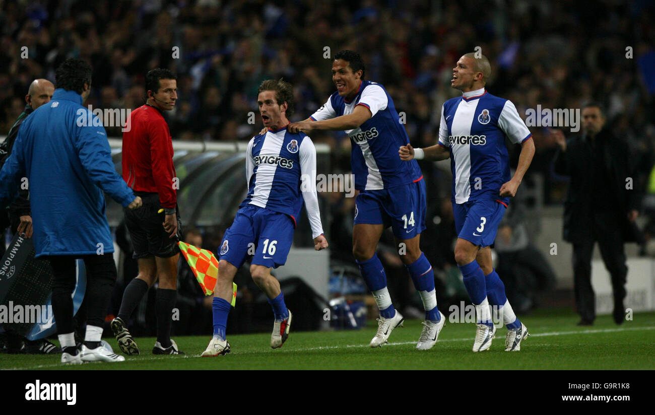 FC Porto Jose Raul Meireles (centre) celebrates his goal as Chelsea manager Jose Mourinho (right) gestures to the officials during the UEFA Champions League First Knockout Round First Leg at the Dragao Stadium, Porto. Stock Photo