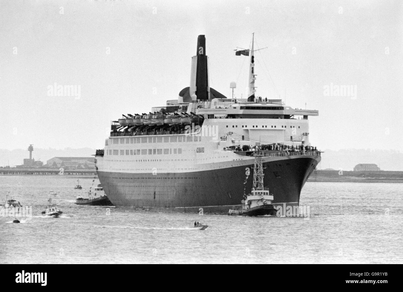 The QE2 coming into dock at Southampton after her voyage from the Falklands. On board the giant liner were 700 survivors from the lost warships Coventry, Antelope and Ardent, sunk in the battle for the islands. Stock Photo