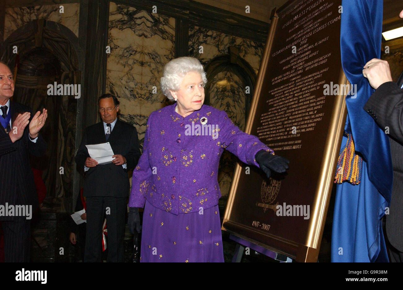 Queen elizabeth ii unveils plaque hires stock photography and images