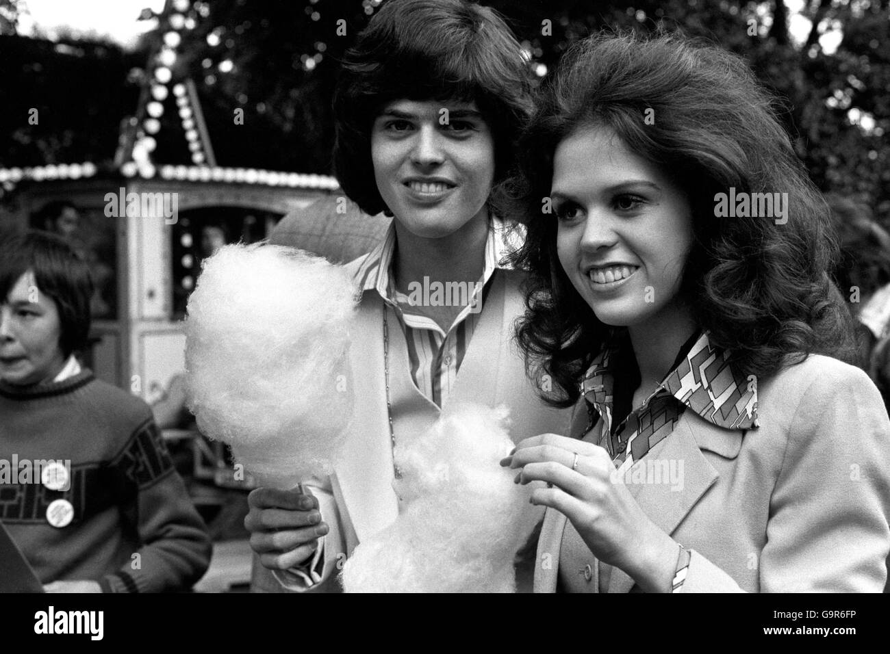 Marie Osmond with her brother Donny relaxing with candy floss at Richmond Fellowship, Addison Road, Shepards Bush where they attended a garden party in honour of the Osmonds group Stock Photo