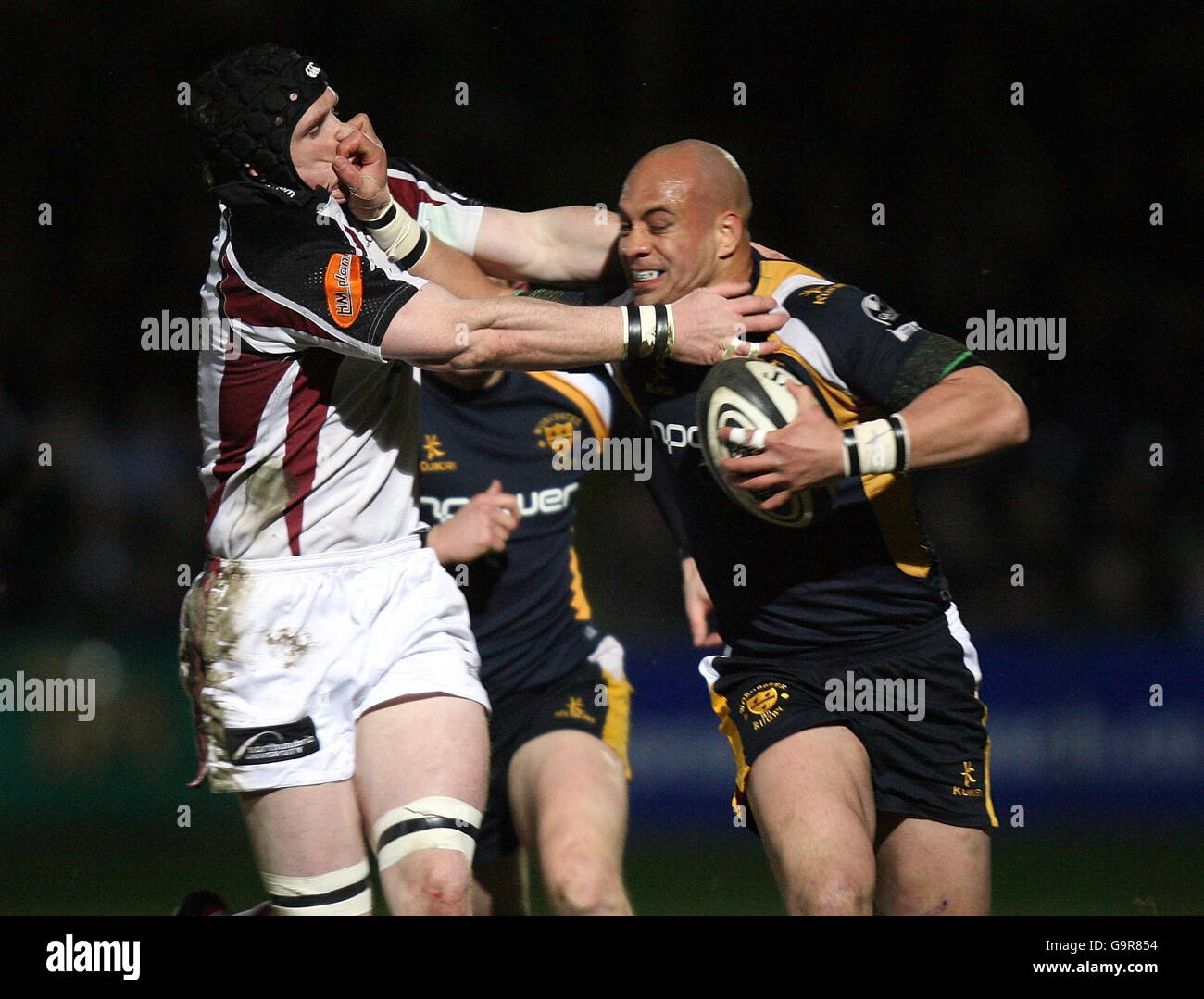 Rugby Union - Guinness Premiership - Worcester Warriors v Newcastle Falcons - Sixways Stadium. Worcester's Dale Rasmussen hands off Newcastle's Jason Oakes during the Guinness Premiership match at Sixways Stadium, Worcester. Stock Photo
