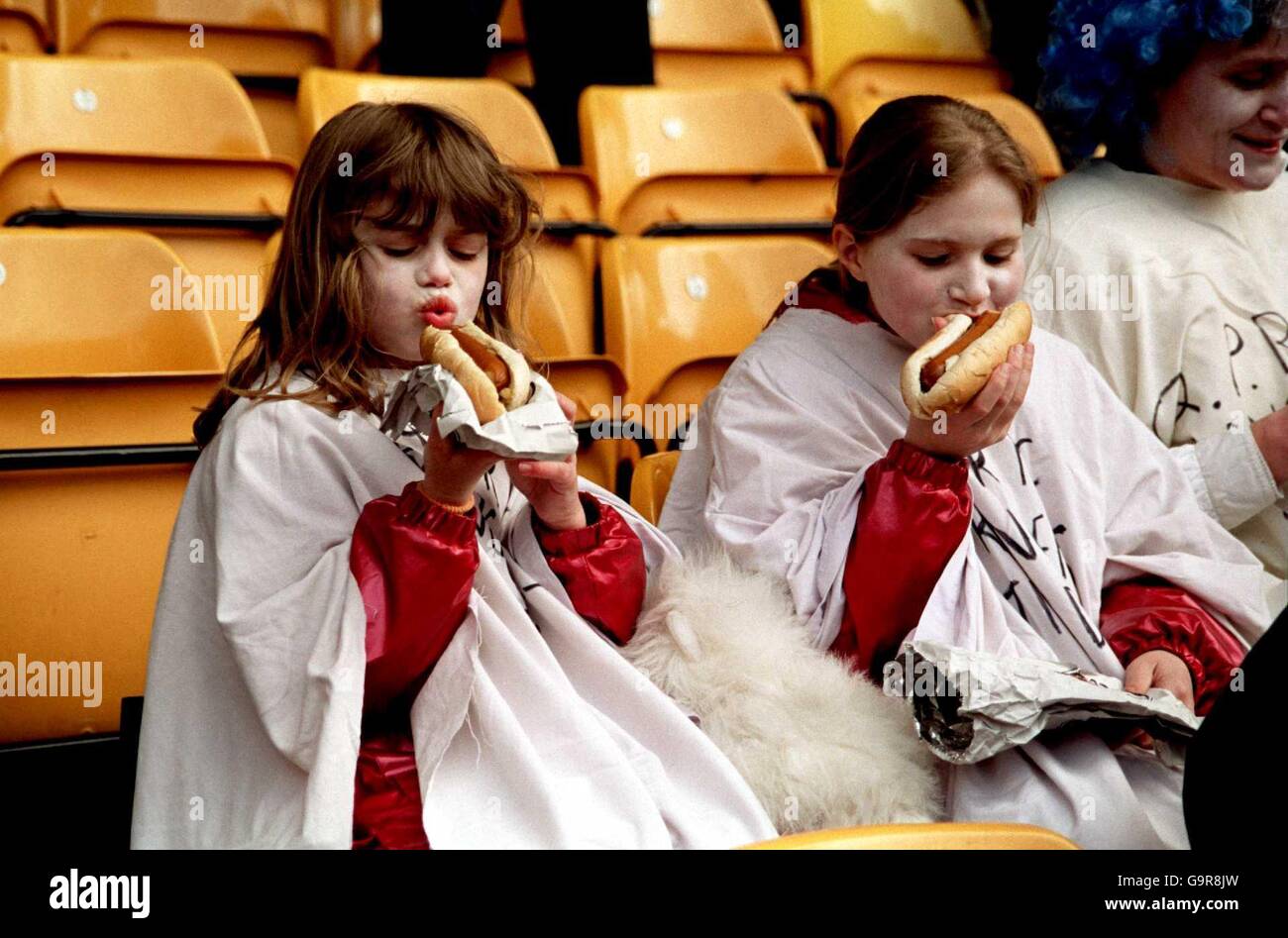 Children dressed as ghosts hi-res stock photography and images - Alamy