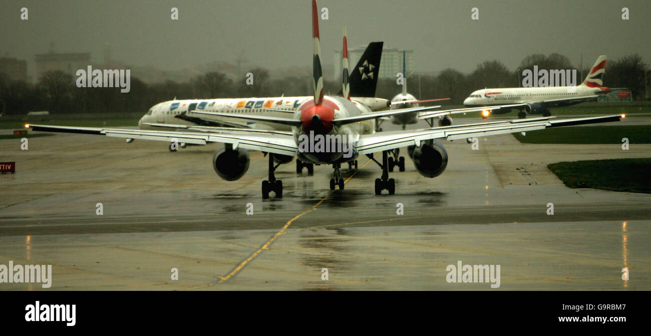 Aircraft queue in the train for a take-off slot at London's Heathrow ...