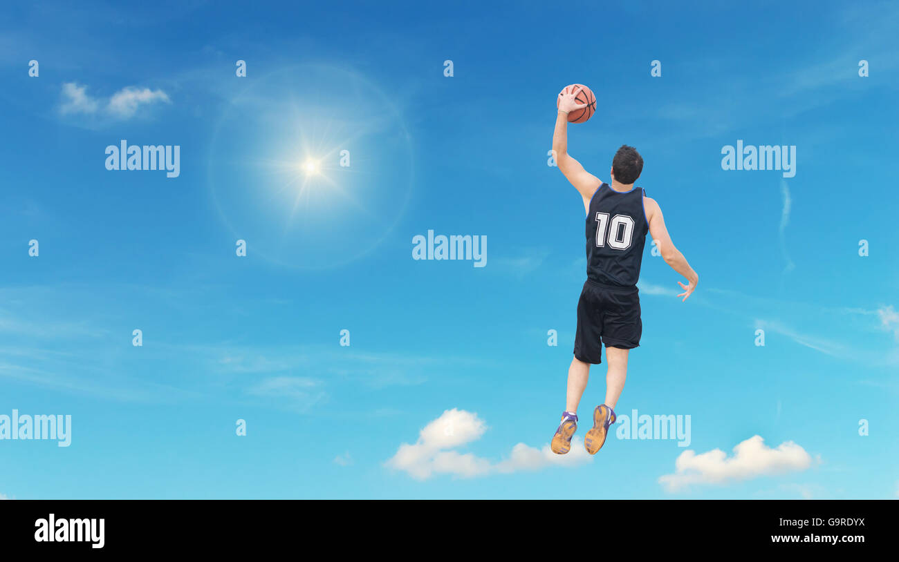 a basketball player shooting Stock Photo - Alamy