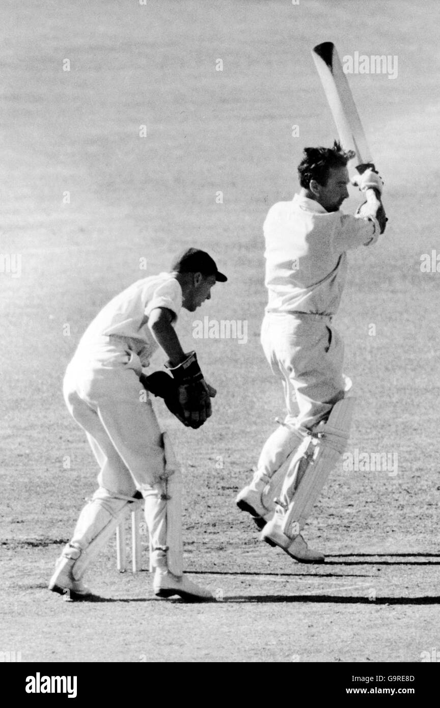 Cricket. Denis Compton (r), Middlesex and England Stock Photo