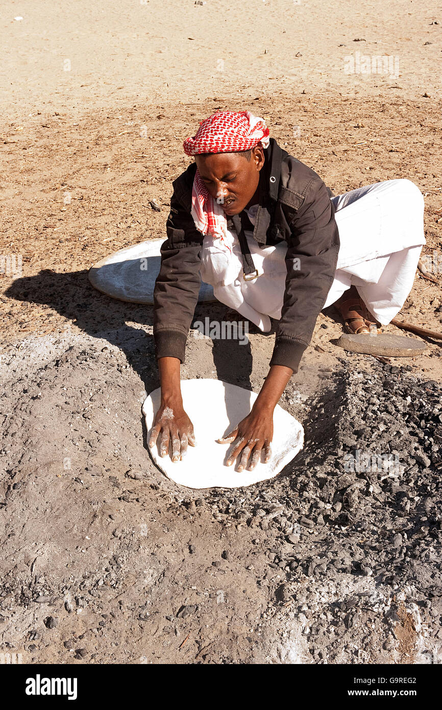 Bedouin, baking bread in ground oven, Egypt Stock Photo