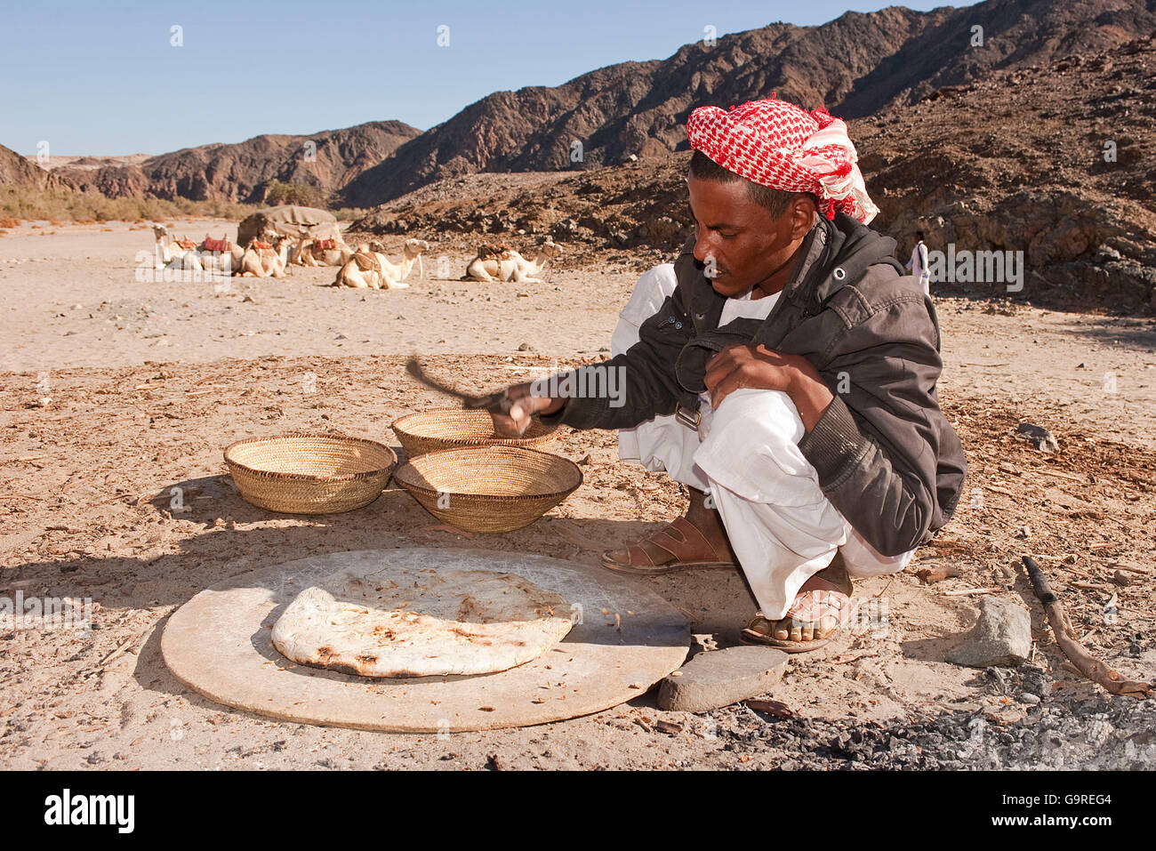 Bedouin, cutting bread with traditional knife, Egypt Stock Photo