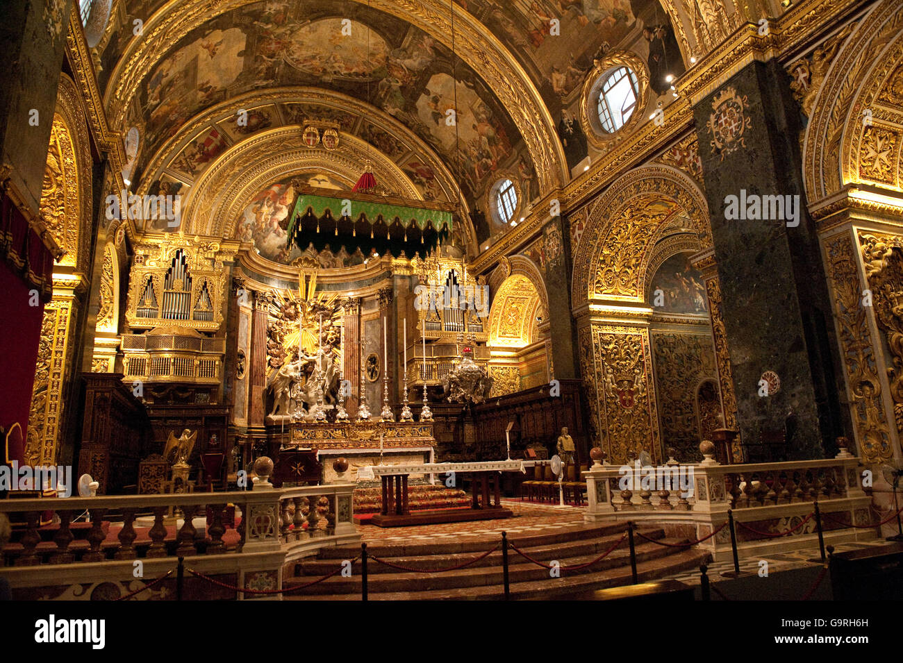Altar, baldachin, St. John's Co Cathedral, La Valletta, Malta / il-Belt Valetta Stock Photo