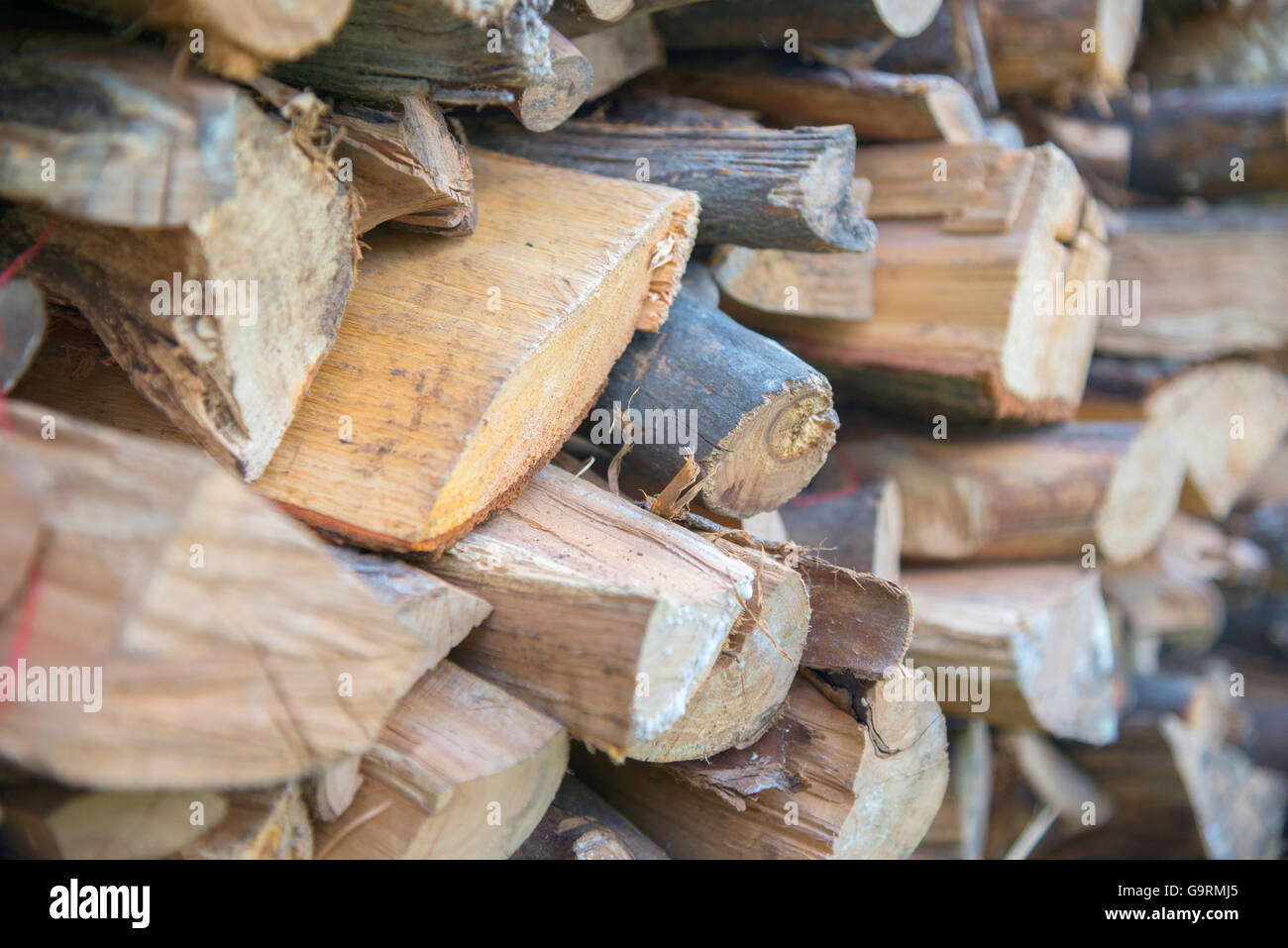 Background of dry chopped firewood logs in a pile Stock Photo - Alamy