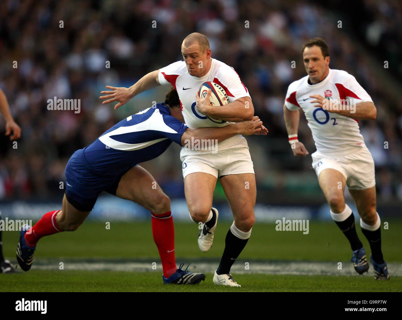 England's Mike Tindall (centre) evades France's Yannick Jauzion (left) during the RBS 6 Nations Championship game at Twickenham Stadium, London. Stock Photo