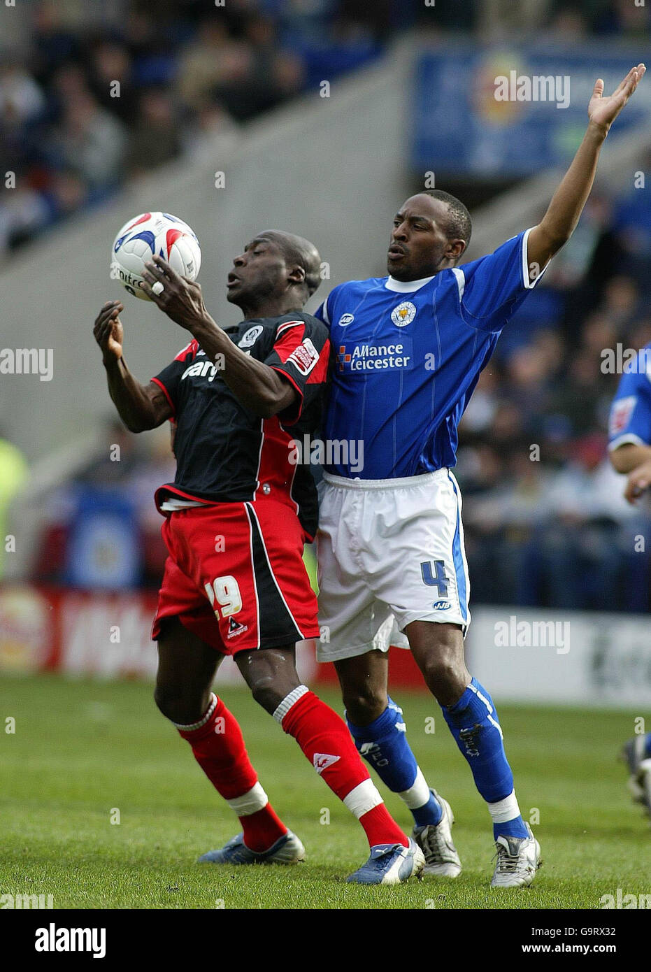 Leicester City's Darren Kenton (right) tussles with QPR's Paul Furlong during the Coca-Cola Football League Championship match at the Walkers Stadium, Leicester. Stock Photo