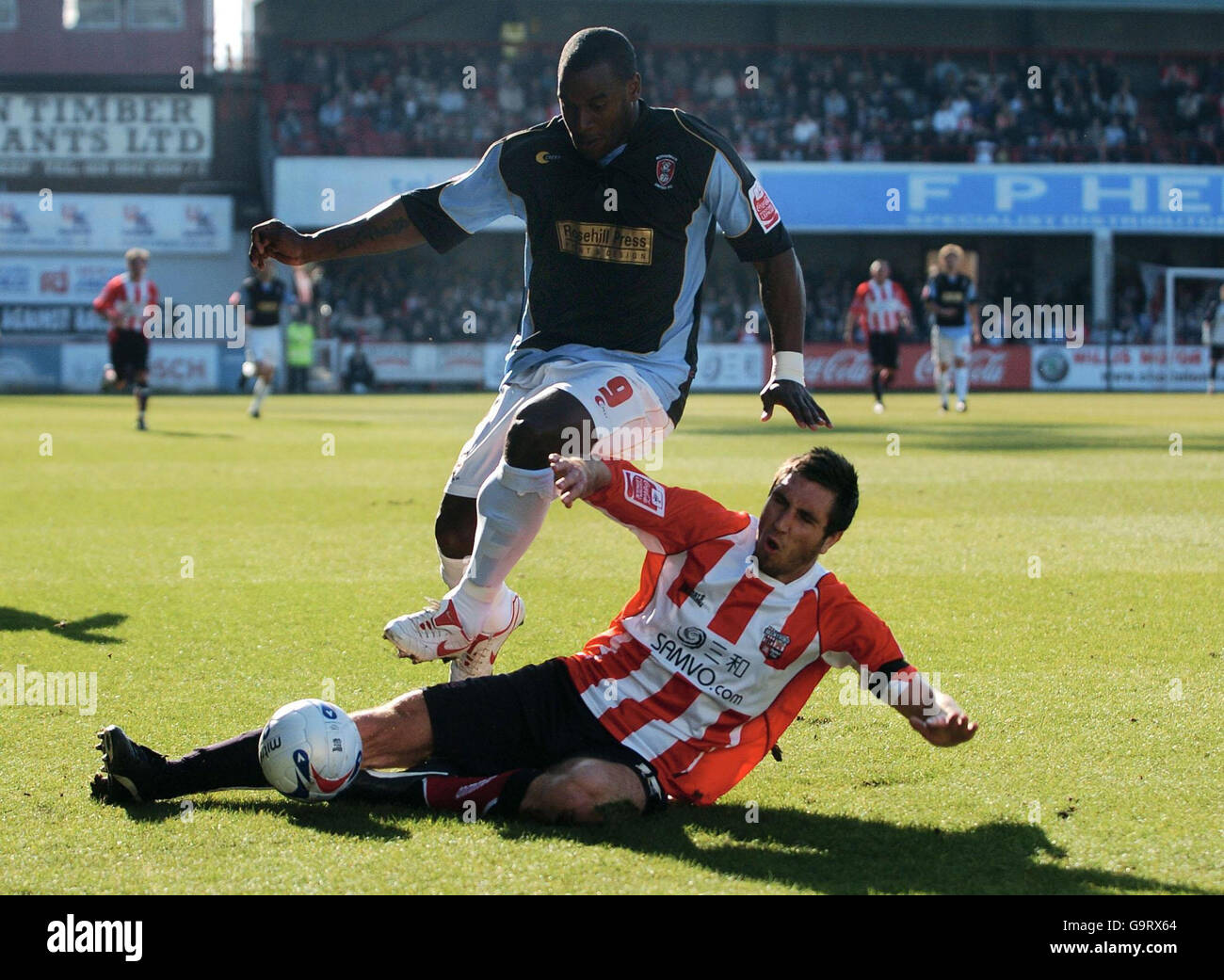 Brentford's Gary Richards (right) and Rotherham's Delroy Facey battle for the ball during the Coca-Cola Football League One match at Griffin Park, Brentford. Stock Photo