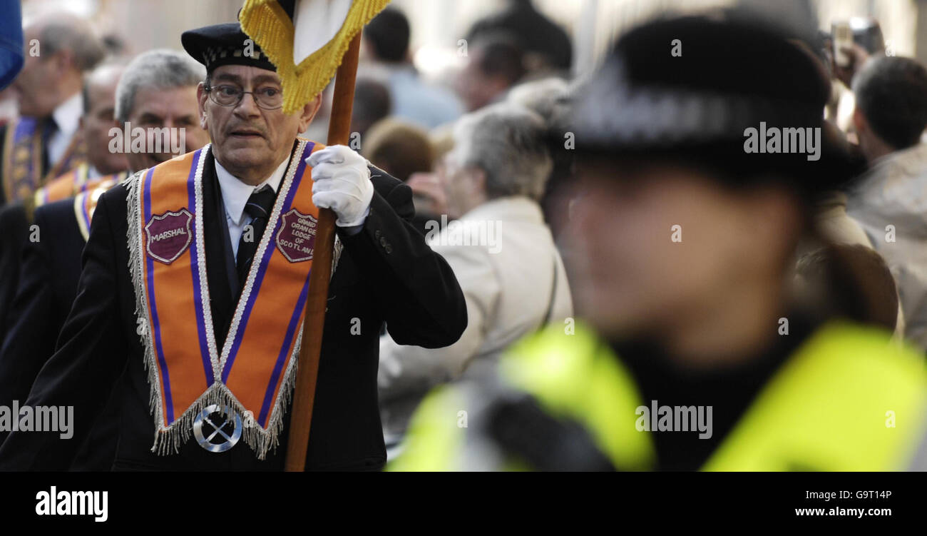 Thousands of Orangemen take to streets of Edinburgh to mark the 300th anniversary of the Act of Union. Stock Photo