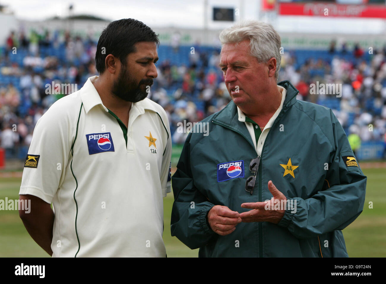 Pakistan captain Inzamam-ul-Haq (L) talks with coach Bob Woolmer after losing the third npower Test match against England at Headingley, Leeds. Stock Photo