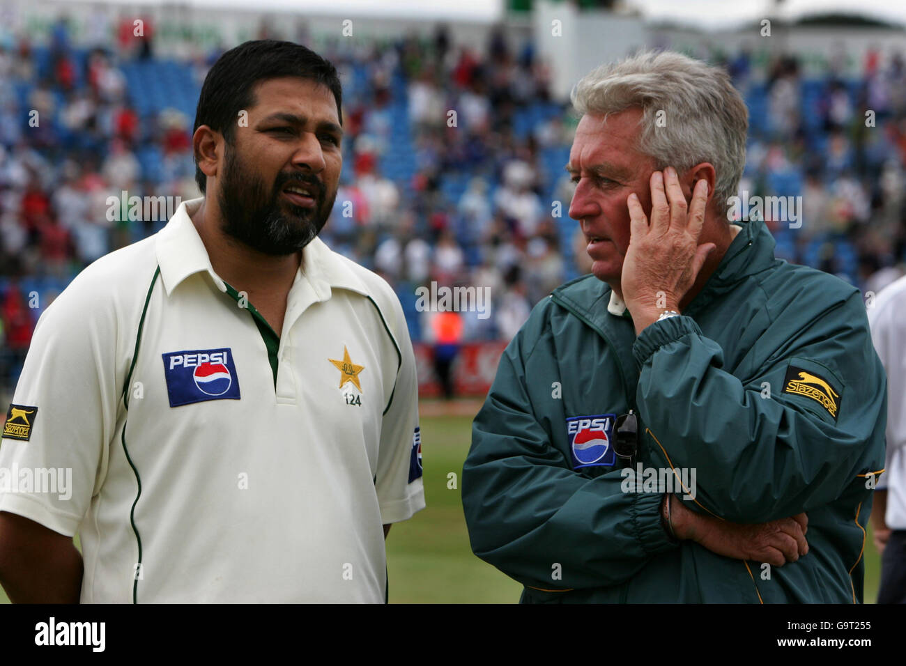 Pakistan captain Inzamam-ul-Haq (L) talks with coach Bob Woolmer after losing the third npower Test match against England at Headingley, Leeds. Stock Photo