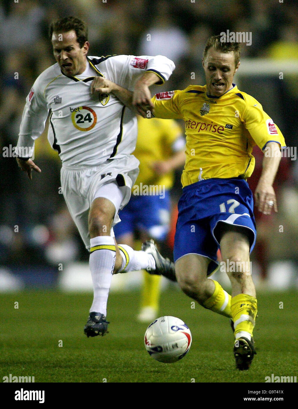 Leeds United's Eddie Lewis battles (left) for the ball with Preston's Brett Ormerod during the Coca-Cola Championship match at Elland Road, Leeds. Stock Photo