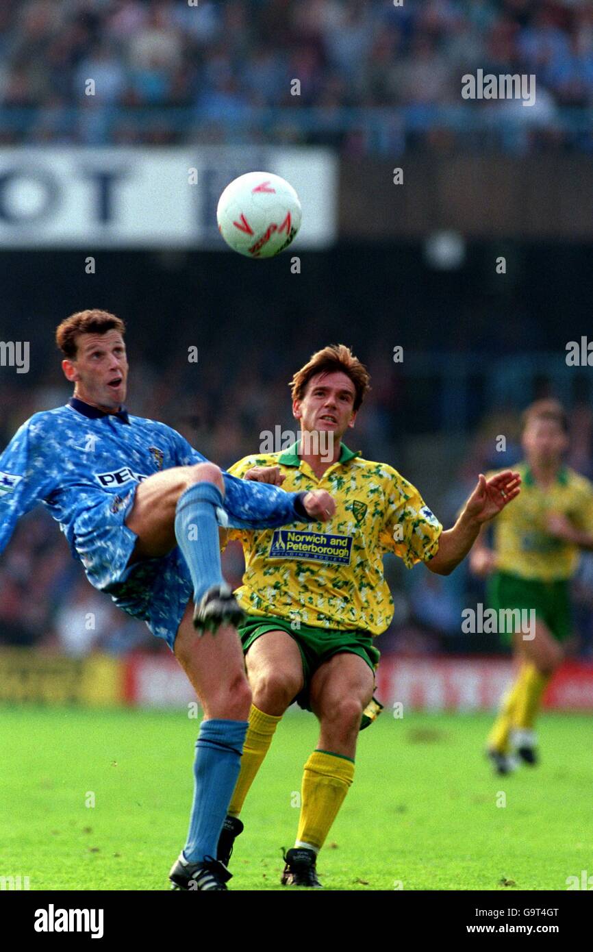 SOCCER. BRIAN BORROWS (COV) AND DAVID PHILLIPS (NOR) COVENTRY CITY V NORWICH CITY. Stock Photo