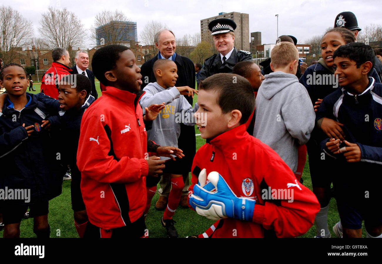 London Mayor Ken Livingstone (centre, top left) and Metropolitan Police Commissioner Sir Ian Blair (centre, top right) at the Hillside Community Centre on the newly regenerated Stonebridge Park Estate. Stock Photo