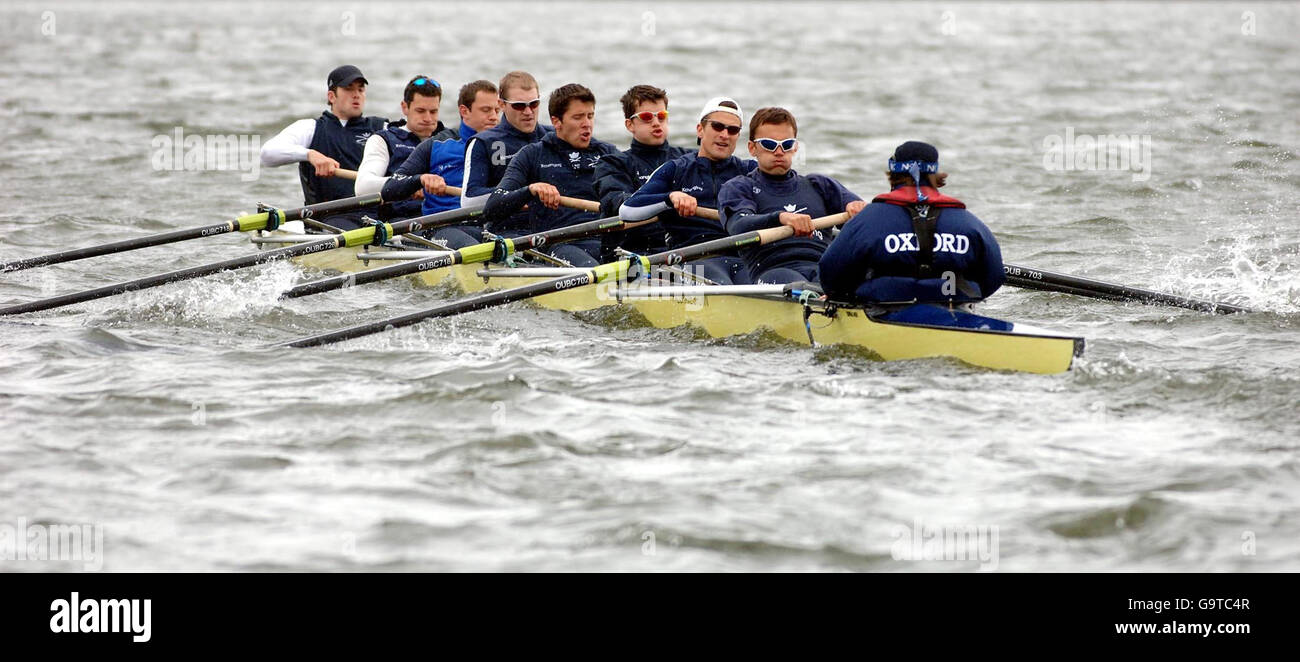 Oxford Bridge Rowing Oxford university team practice hi-res stock photography and images - Alamy