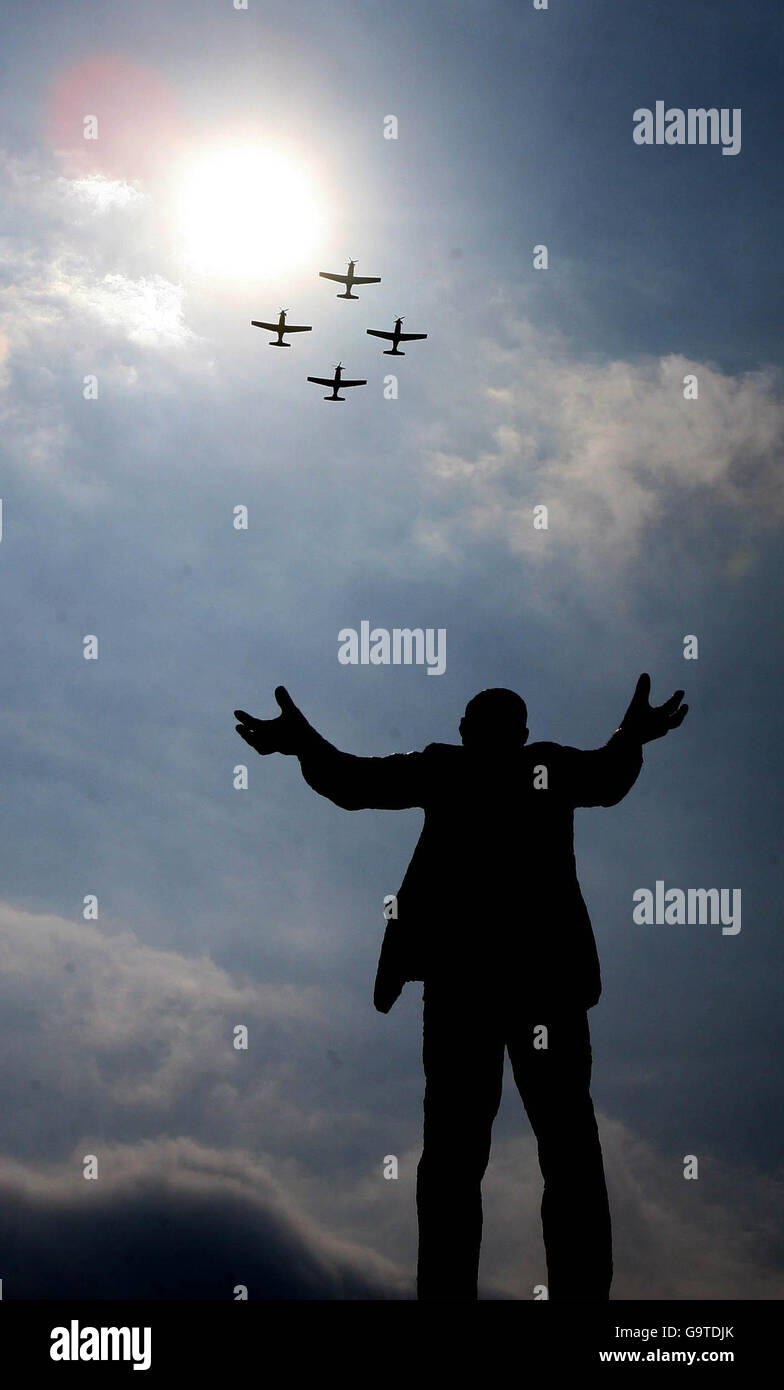 Four Irish Air Corp PC9s fly over a stutue of James Larkin during a service of remembrance for those who died in the 1916 Easter Rising. Stock Photo