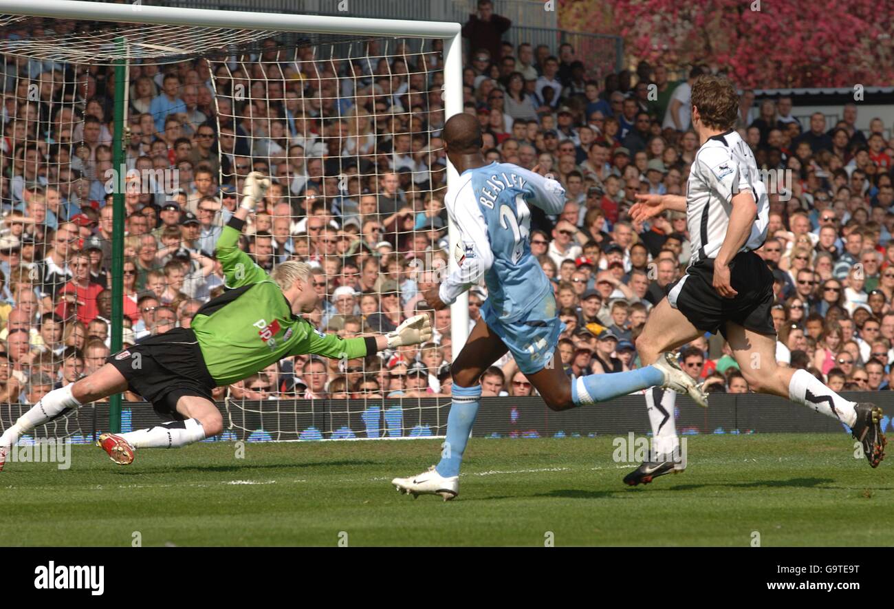 Soccer - FA Barclays Premiership - Fulham v Manchester City - Craven Cottage. Manchester City's DaMarcus Beasley scores the second goal of the game Stock Photo