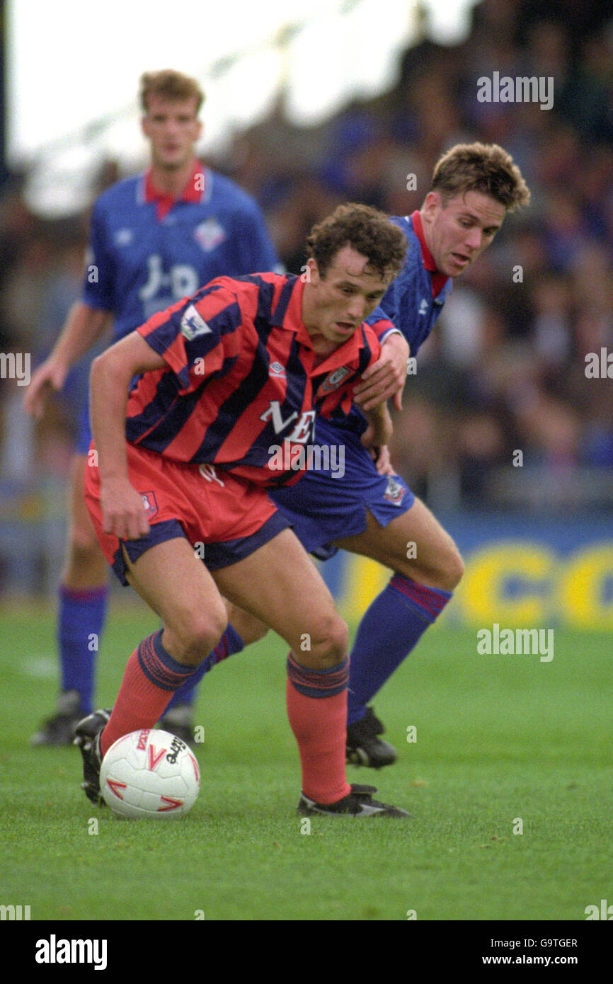 Soccer - FA Premier League - Oldham Athletic v Everton - Boundary Park. l-r; BARRY HORNE [E], NICK HENRY [OA]. OLDHAM ATHLETIC v EVERTON Stock Photo