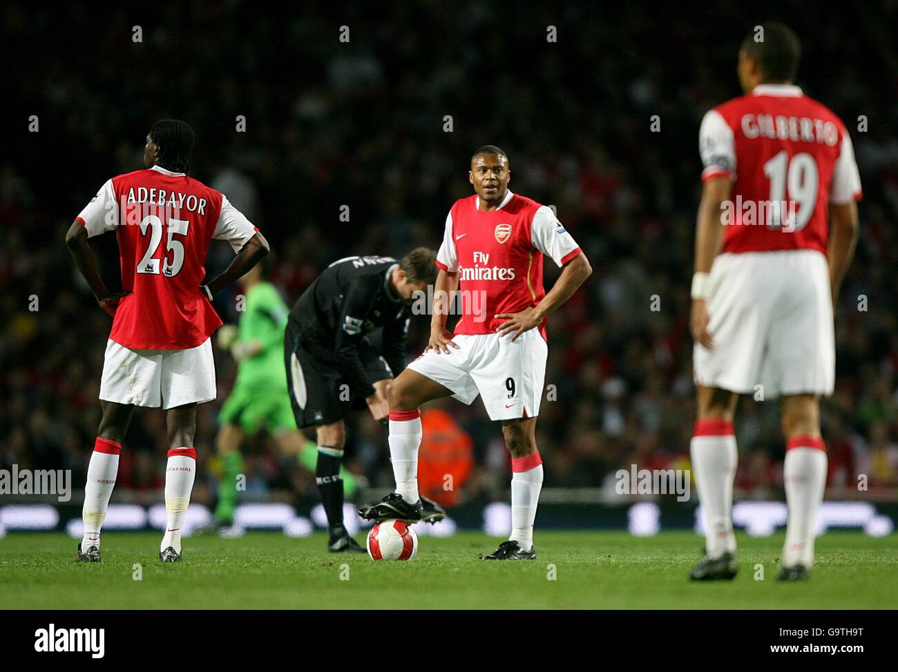 Soccer - FA Barclays Premiership - Arsenal v Manchester City - Emirates Stadium. Arsenal players stand dejected after Manchester City's equaliser scored by DaMarcus Beasley Stock Photo