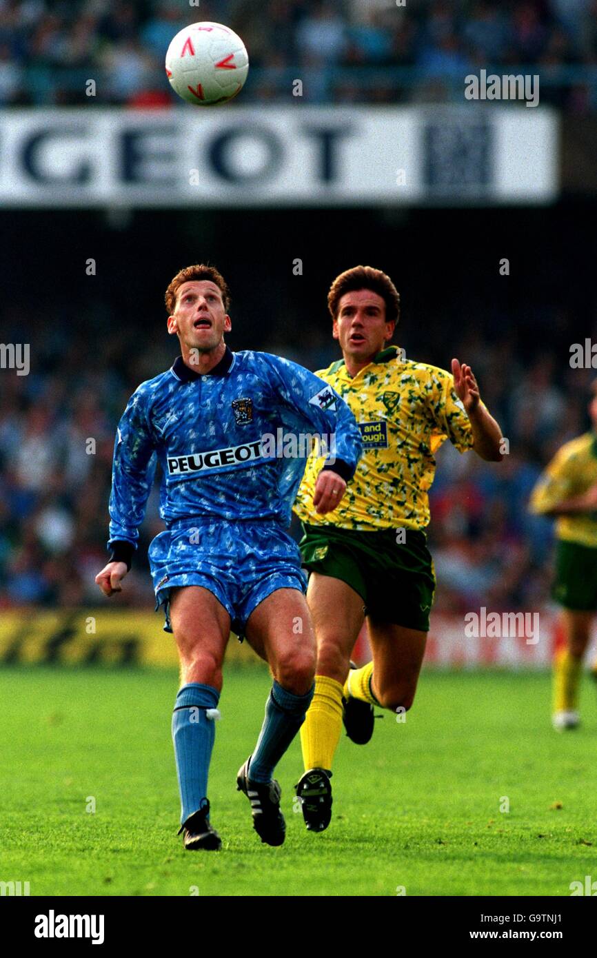 BRIAN BORROWS (COVENTRY CITY) AND DAVID PHILLIPS (NORWICH) CHASE THE BALL Stock Photo