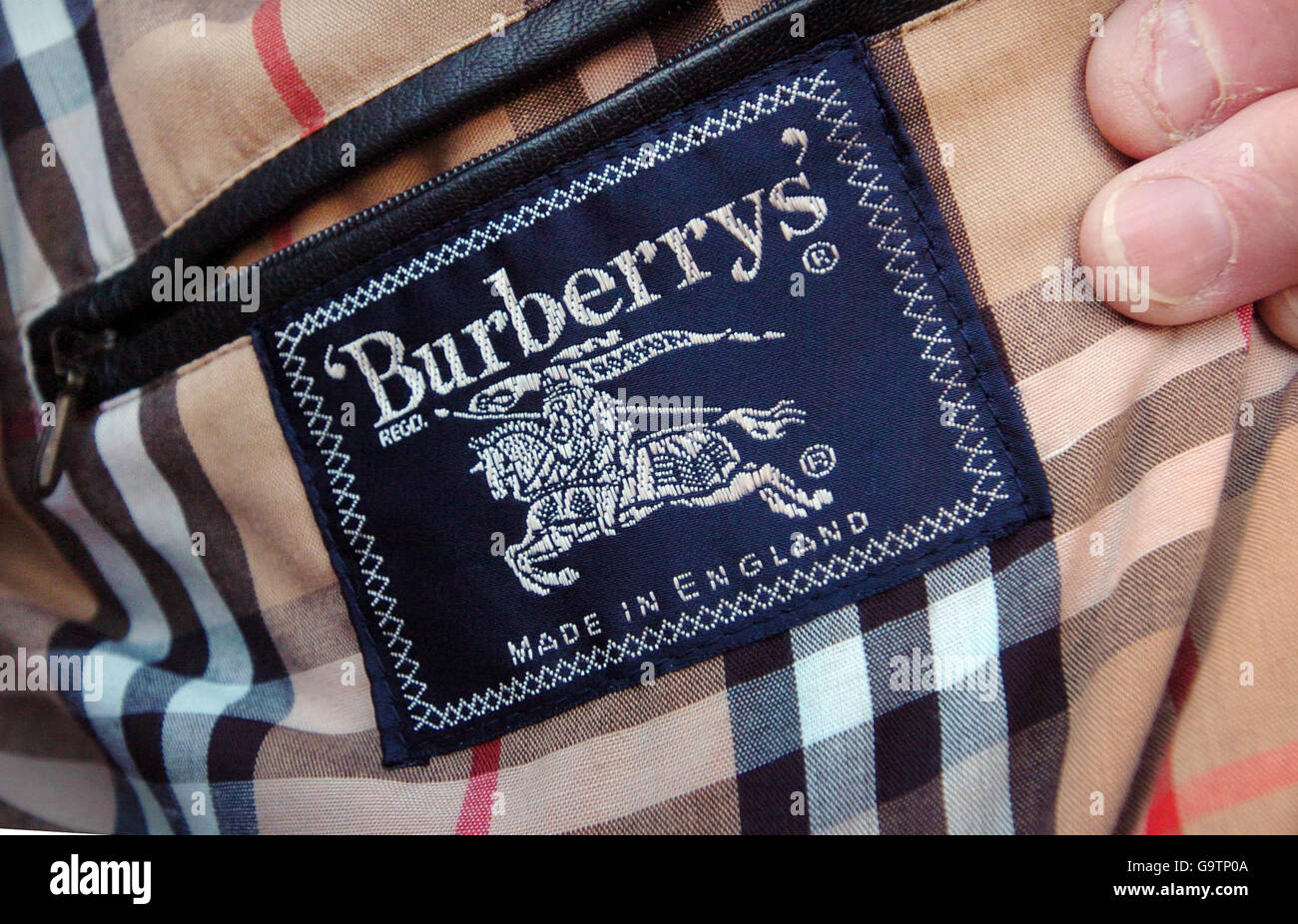partiskhed hele Blive ved Burberry Label High Resolution Stock Photography and Images - Alamy