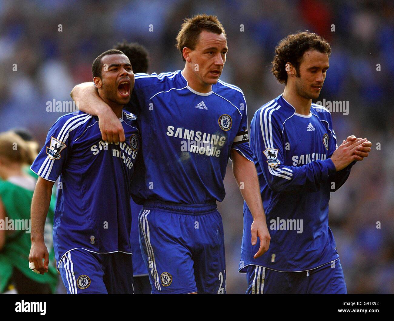Cole Ricardo Ricardo carvalho ashley cole celebrate final whistle hi-res stock ...