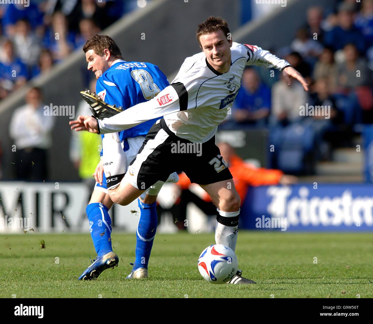 Soccer - Coca-Cola Football League Championship - Leicester City v Derby County - The Walkers Stadium. Derby County's Matt Oakley and Leicester City's Mark Yeates battle for the ball Stock Photo