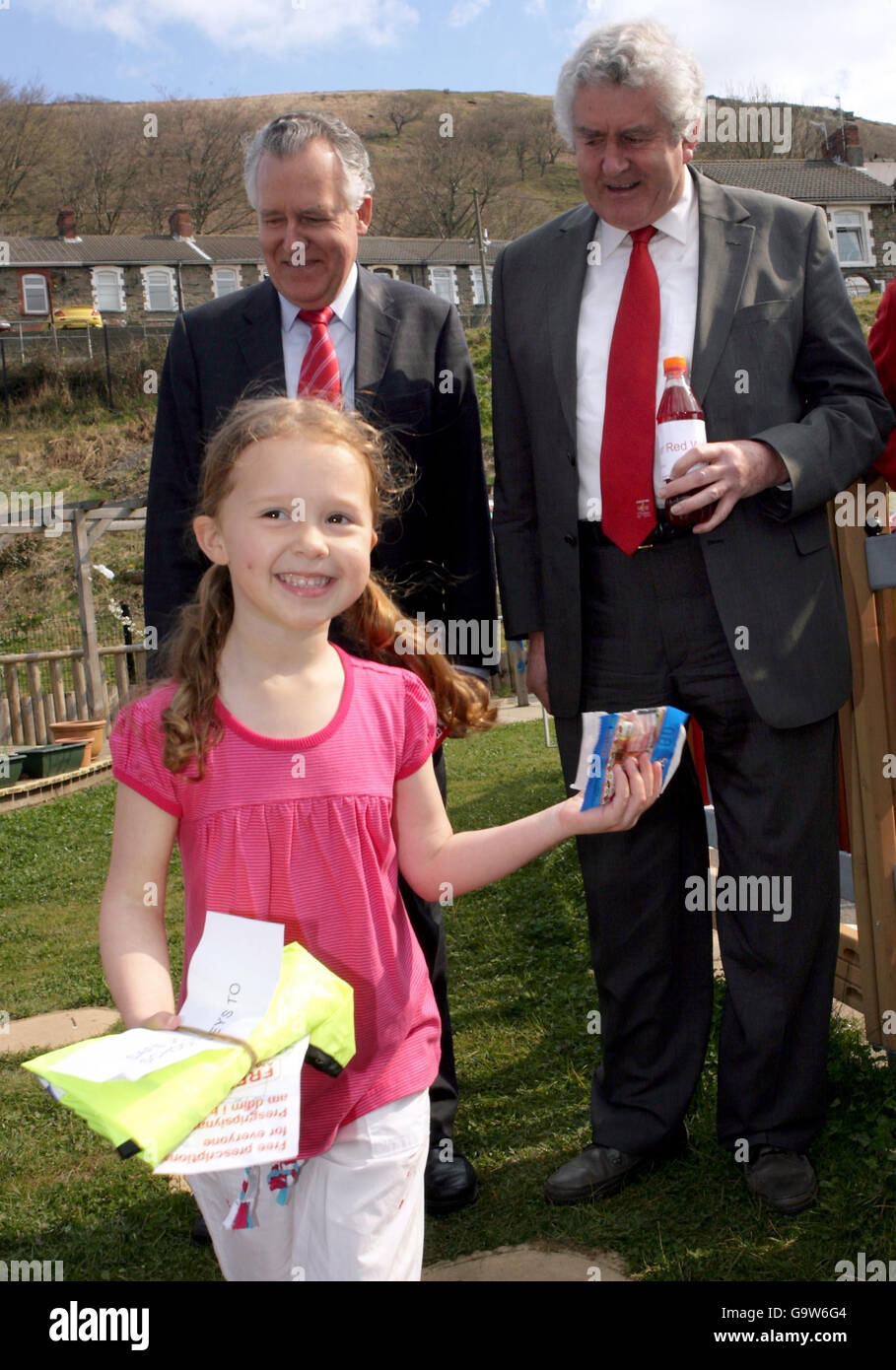 Five year old Georgia Davies, has her prize checked by First Minister Rhodri Morgan and Welsh Secretary Peter Hain during an Easter hunt at The Children's Space in New Tredegar, Wales. Stock Photo