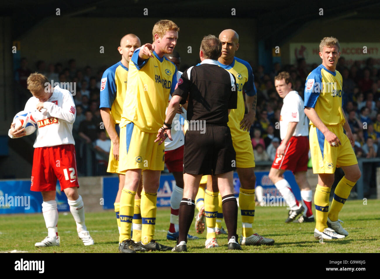 Soccer - Coca-Cola Football League Two - Torquay United v Walsall - Plainmoor. Torquay United players are unhappy about the penalty Stock Photo