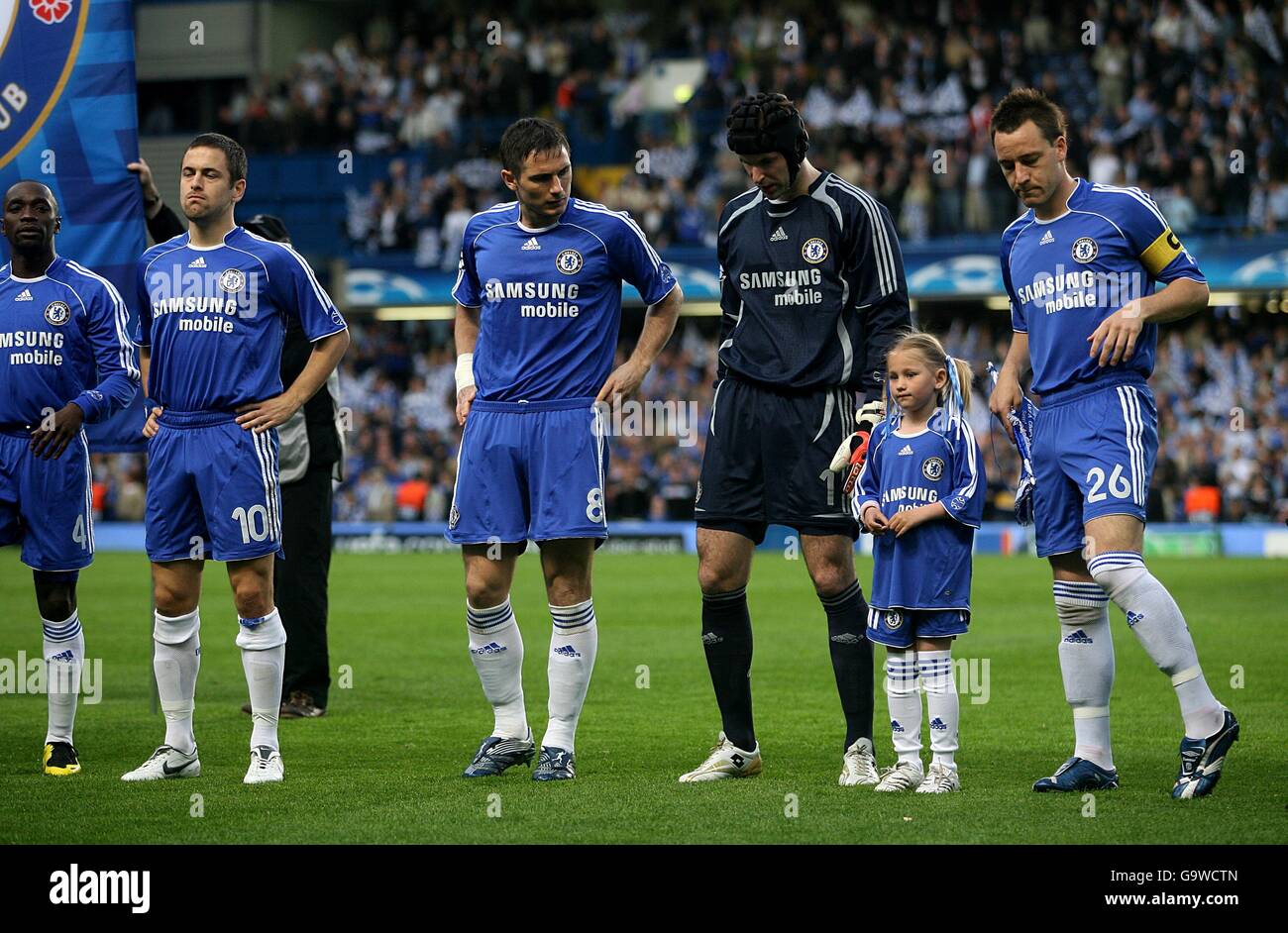 Soccer - UEFA Champions League - Semi-Final - First Leg - Chelsea v Liverpool - Stamford Bridge. Chelsea's Claude Makelele, Joe Cole, Frank Lampard, Petr Cech amd John Terry line up with the matchday mascot Stock Photo
