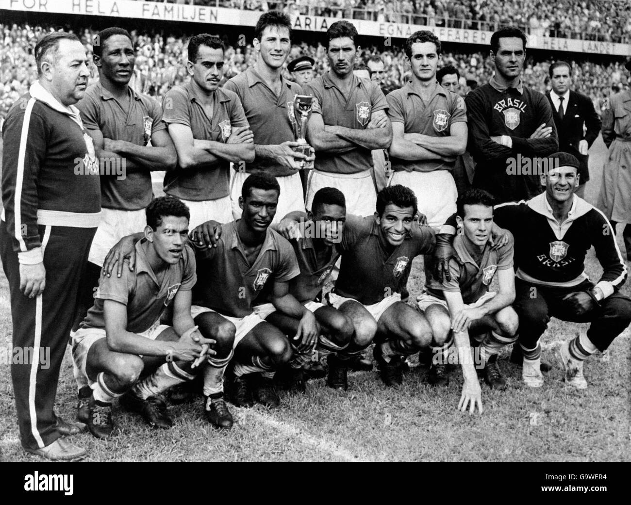 The victorious Brazil team with the trophy: (back row, l-r) Coach Vicente Feola, Djalma Santos, Zito, Bellini, Nilton Santos, Orlando, Gilmar (front row, l-r) Garrincha, Didi, Pele, Vava, Mario Zagallo, trainer Stock Photo
