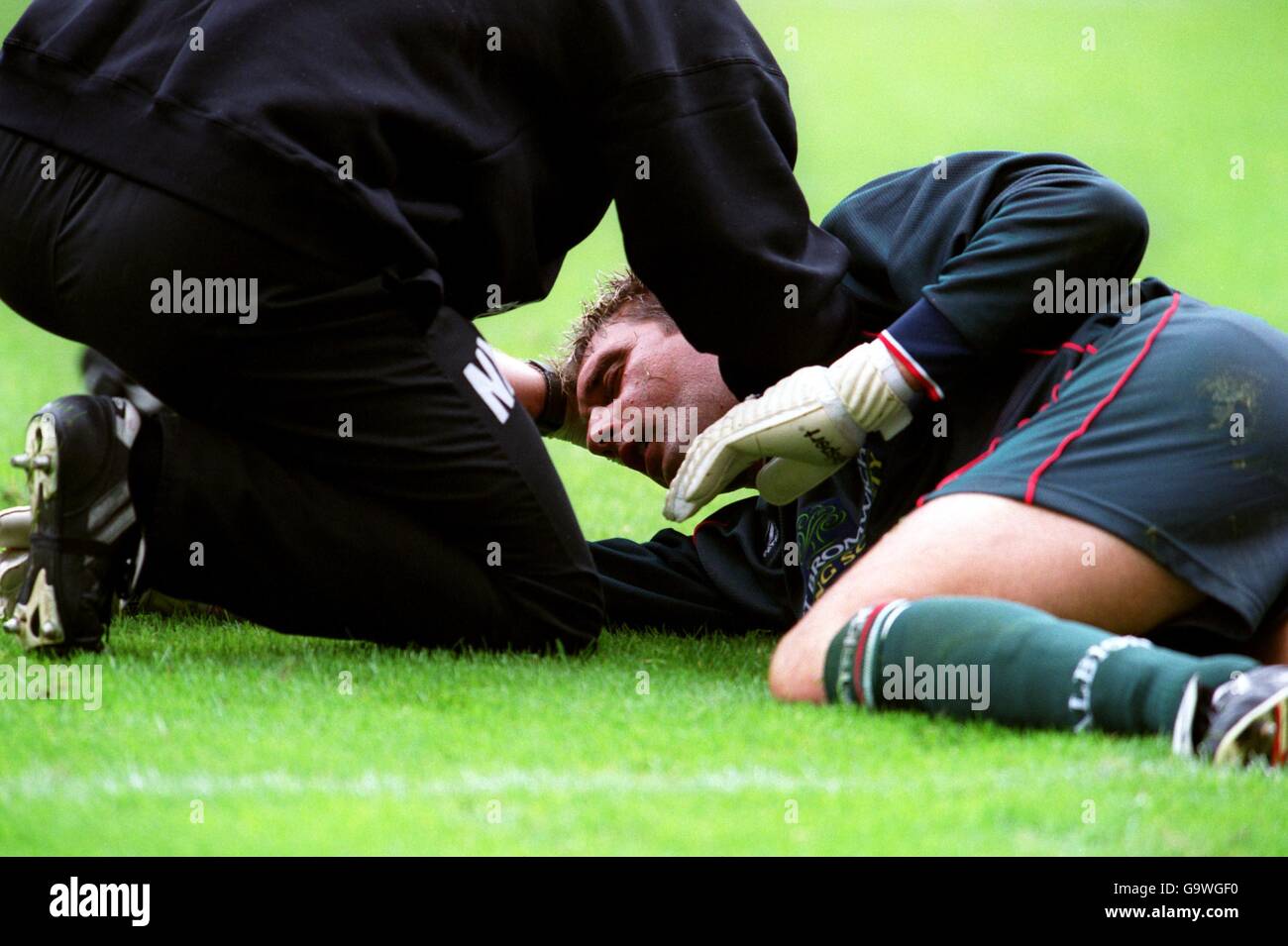 West Bromwich Albion goalkeeper Russell Hoult receives attention from physiotherapist Nick Worth after picking up a knock in the face from Sunderland's Niall Quinn Stock Photo