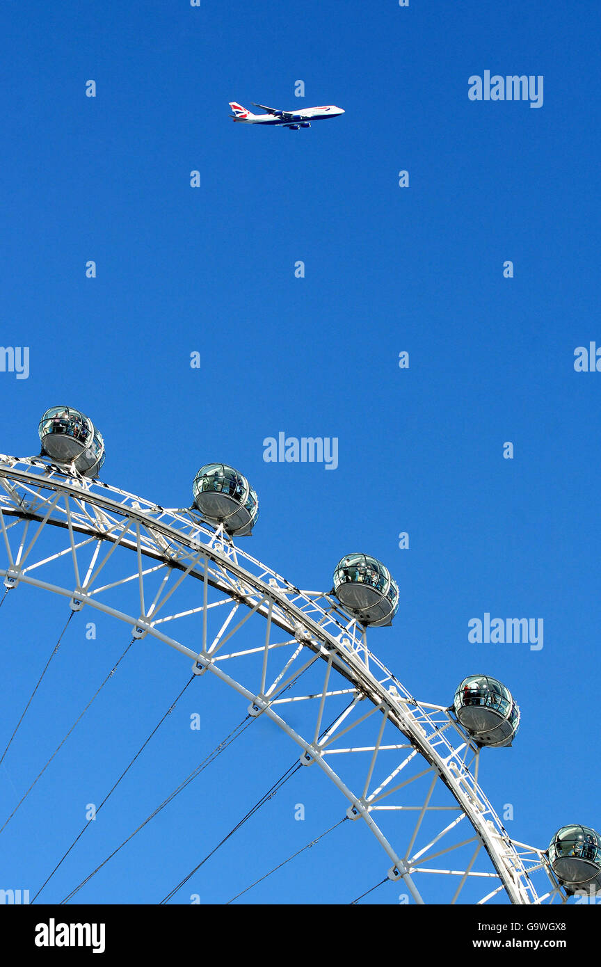 Hundreds stuck in mid-air on London Eye, London