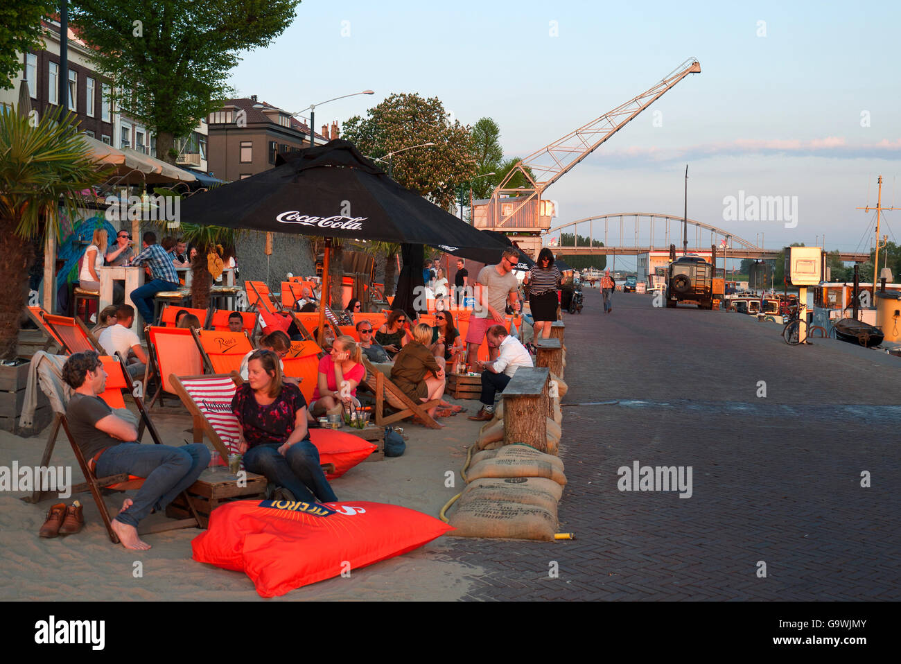 bezig stilte hoogte People relaxing at Rose's Lounge on Rijnkade in Arnhem, Holland, with Arnhem  bridge in the background Stock Photo - Alamy