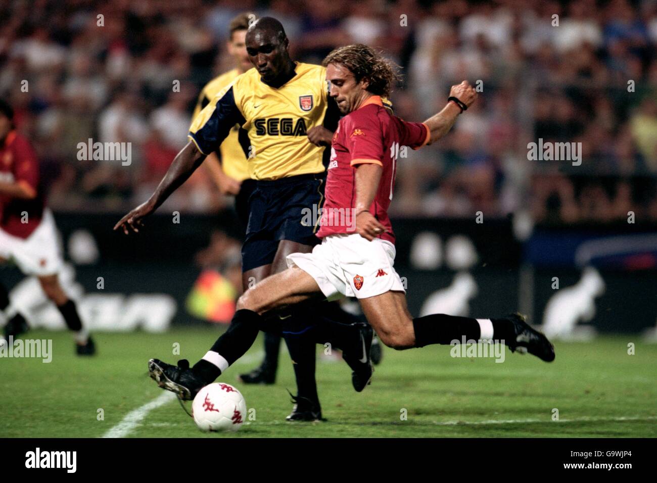 Soccer - Friendly - AS Roma v Arsenal. Arsenal's Sol Campbell tries to block a shot from Roma's Gabriel Batistuta Stock Photo