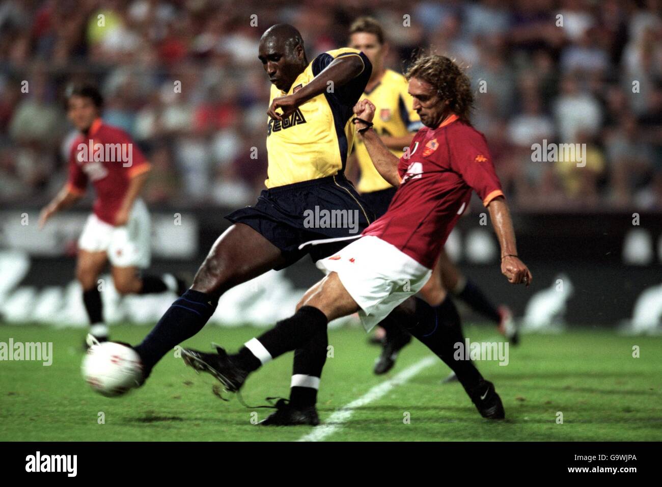 Arsenal's Sol Campbell tries to block a shot from Roma's Gabriel Batistuta Stock Photo