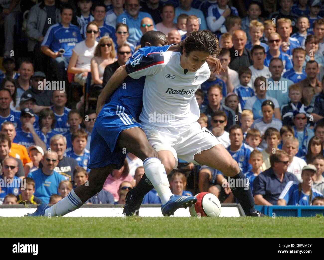 Bolton Wanderers Andranik Teymourian (right) and Chelsea's Shaun Wright-Phillips battle for the ball Stock Photo